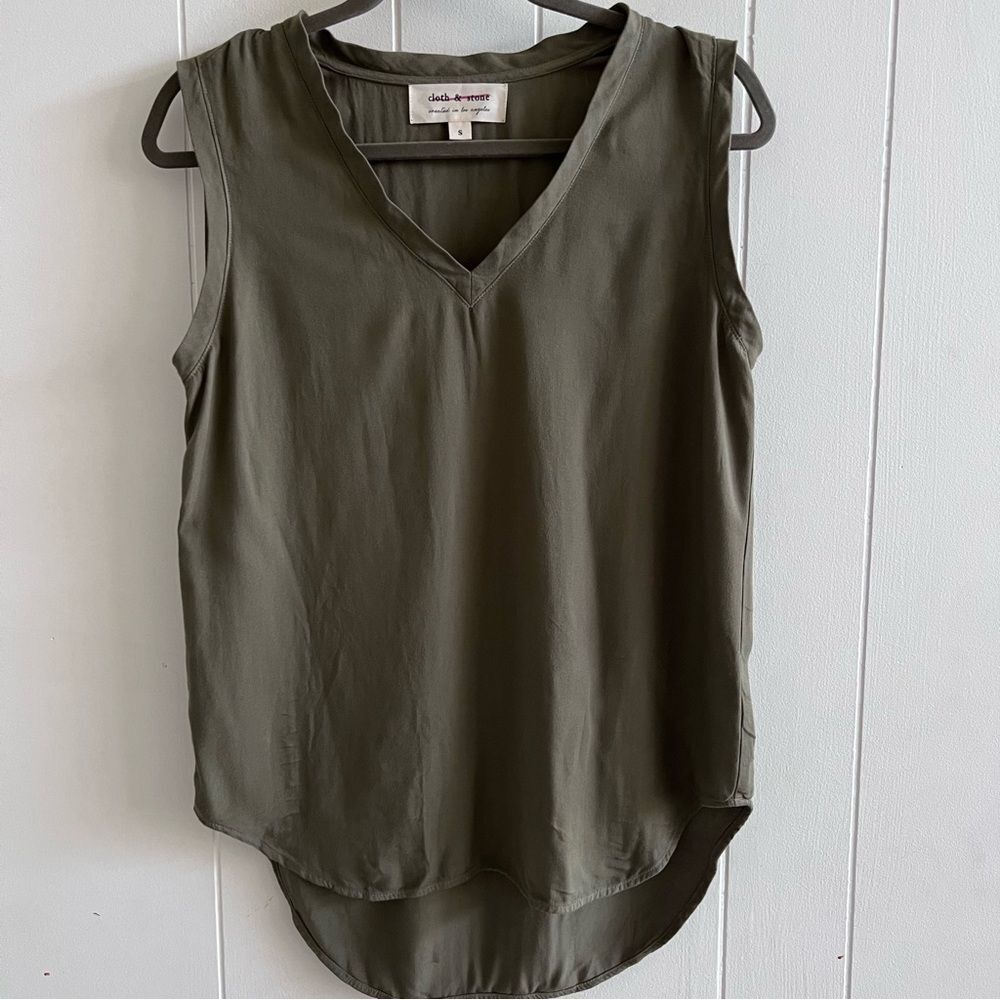 Anthropologie Cloth & Stone Olive Green V-Neck Sleeveless Shirttail Hem Top